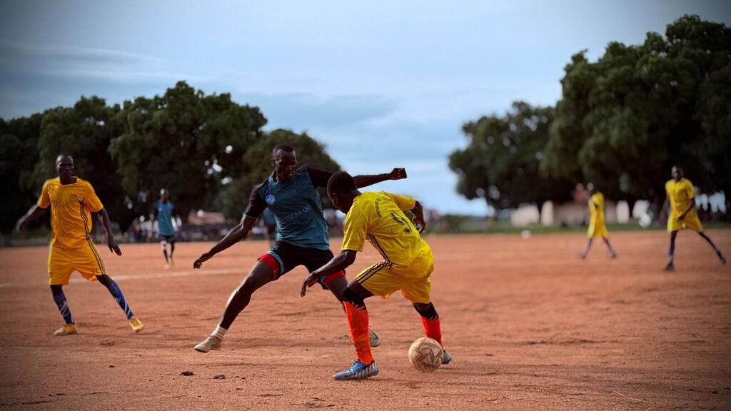 En République centrafricaine, un match de football organisé par la mission de maintien de la paix de l'ONU (MINUSCA) réunit des habitants, des membres de l'armée centrafricaine et d’anciens combattants du groupe 3R ayant déposé les armes.
